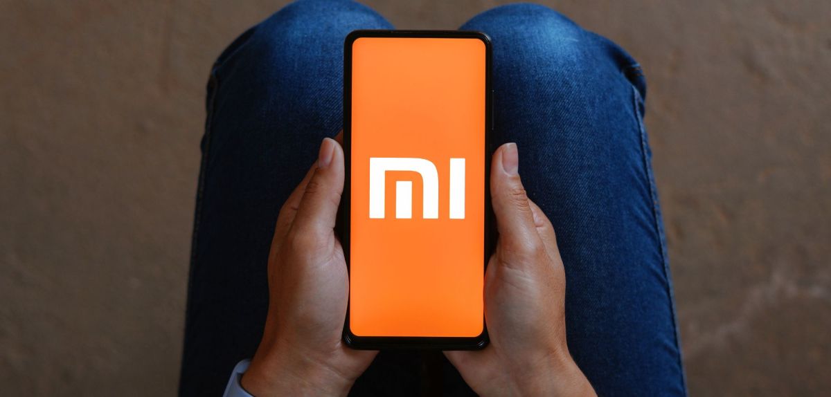 Frau hält Xiaomi-Handy
