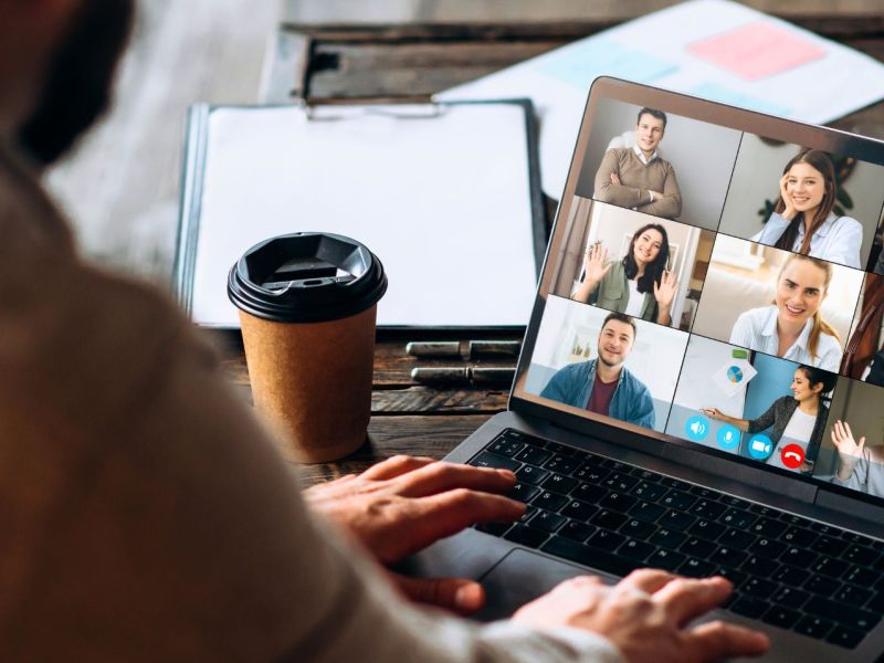 Zoom-Meeting auf dem Laptop
