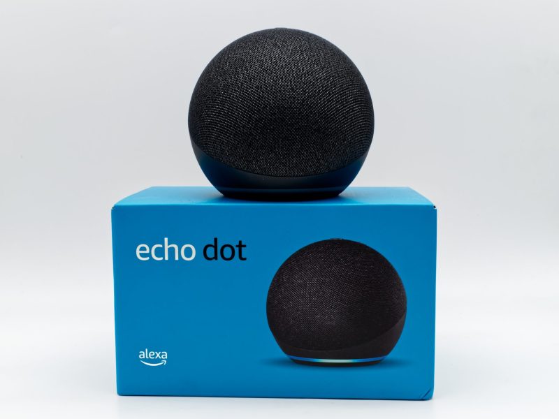 Amazon Echo Dot steht auf der entsprechenden Verpackung.