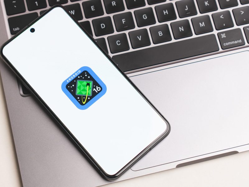 Android 16-Logo auf einem Smartphone-Bildschirm