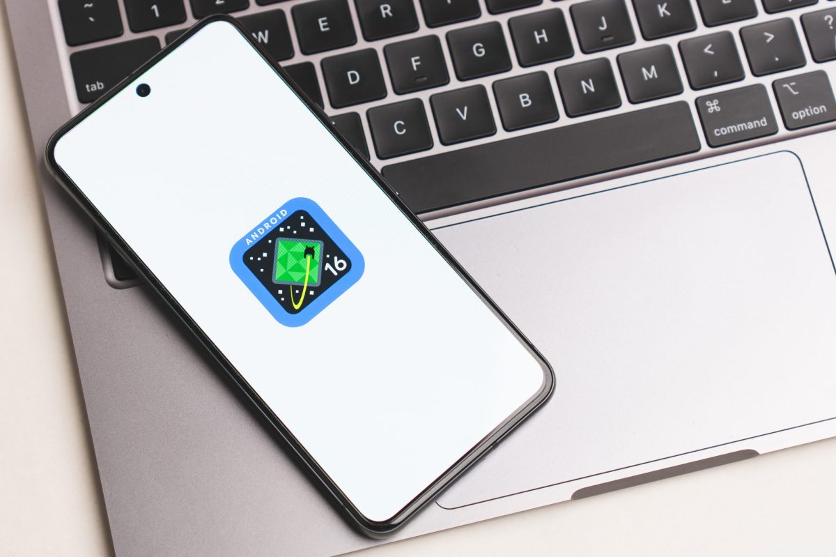 Android 16-Logo auf einem Smartphone-Bildschirm