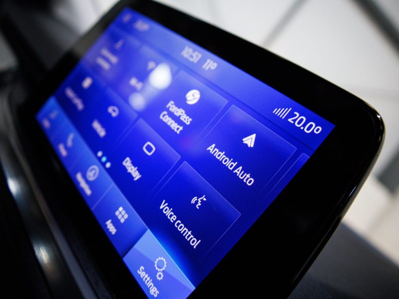Android Auto wird auf einem Fahrzeug Display angezeigt.