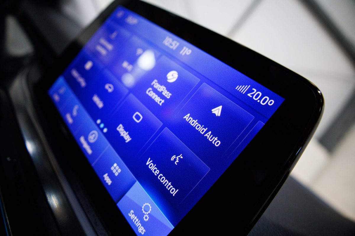 Android Auto wird auf einem Fahrzeug Display angezeigt.