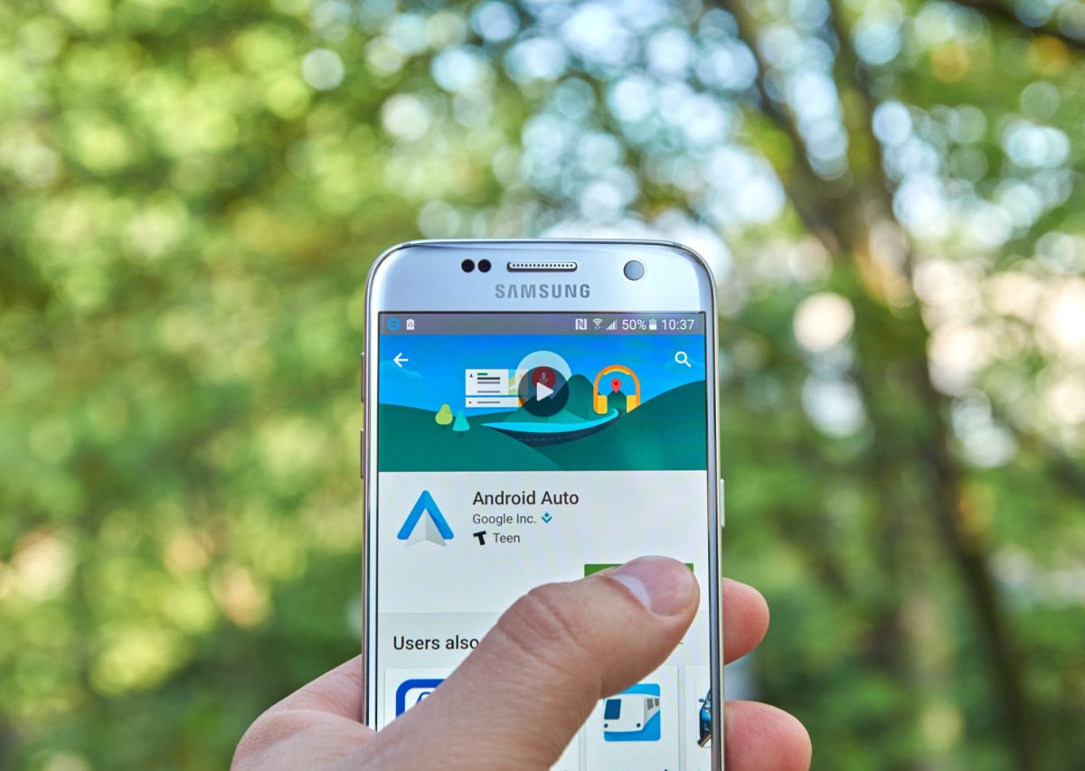Auf einem Handy-Display wird die Android Auto-App angezeigt.