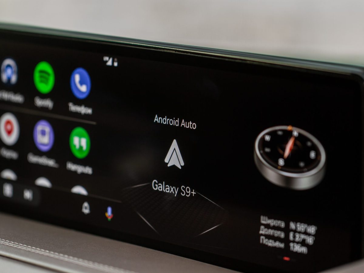 Android Auto wird auf einem Fahrzeug-Display angezeigt.
