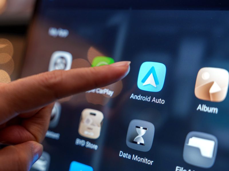 Android Auto wird auf einem Fahrzeug-Display angezeigt.