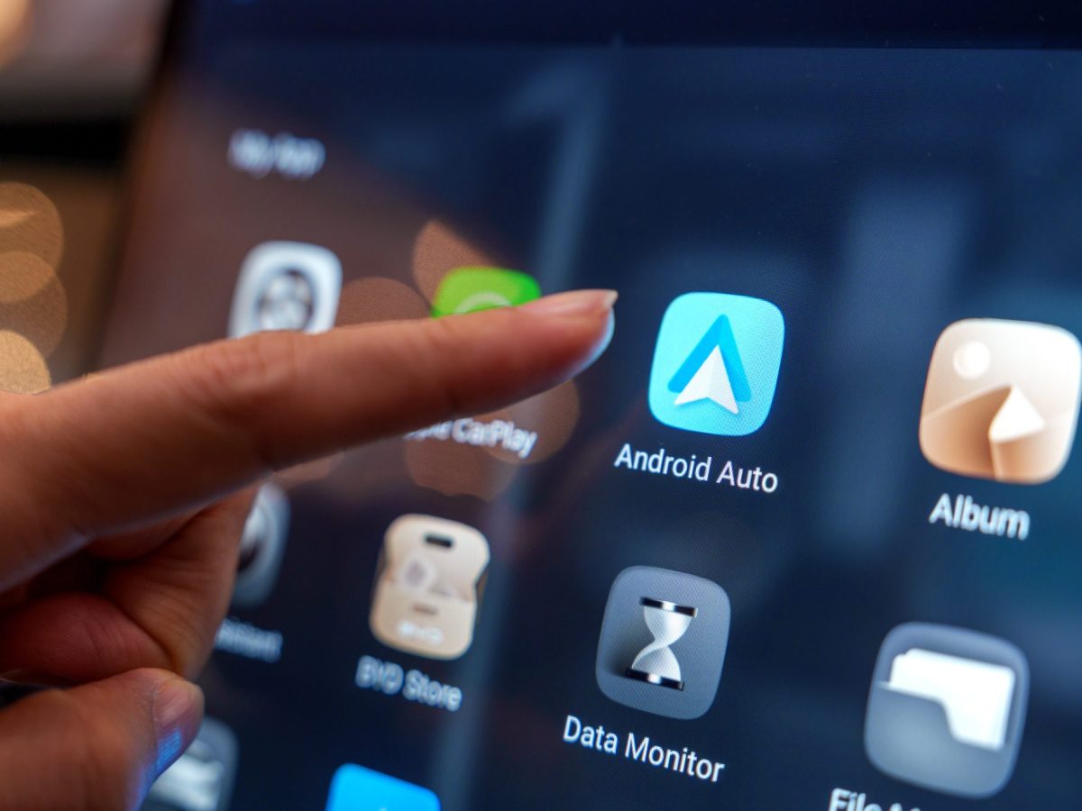 Android Auto wird auf einem Fahrzeug-Display angezeigt.