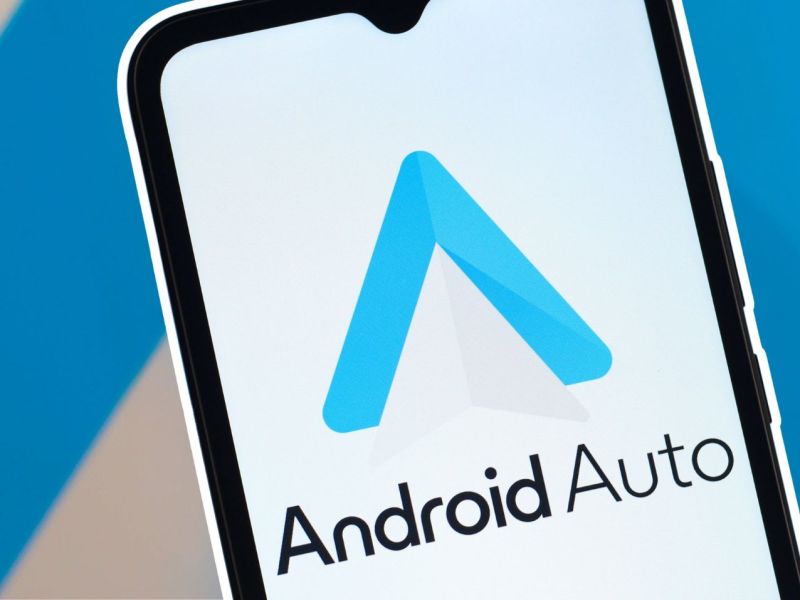 Android Auto-Logo auf einem Smartphone.
