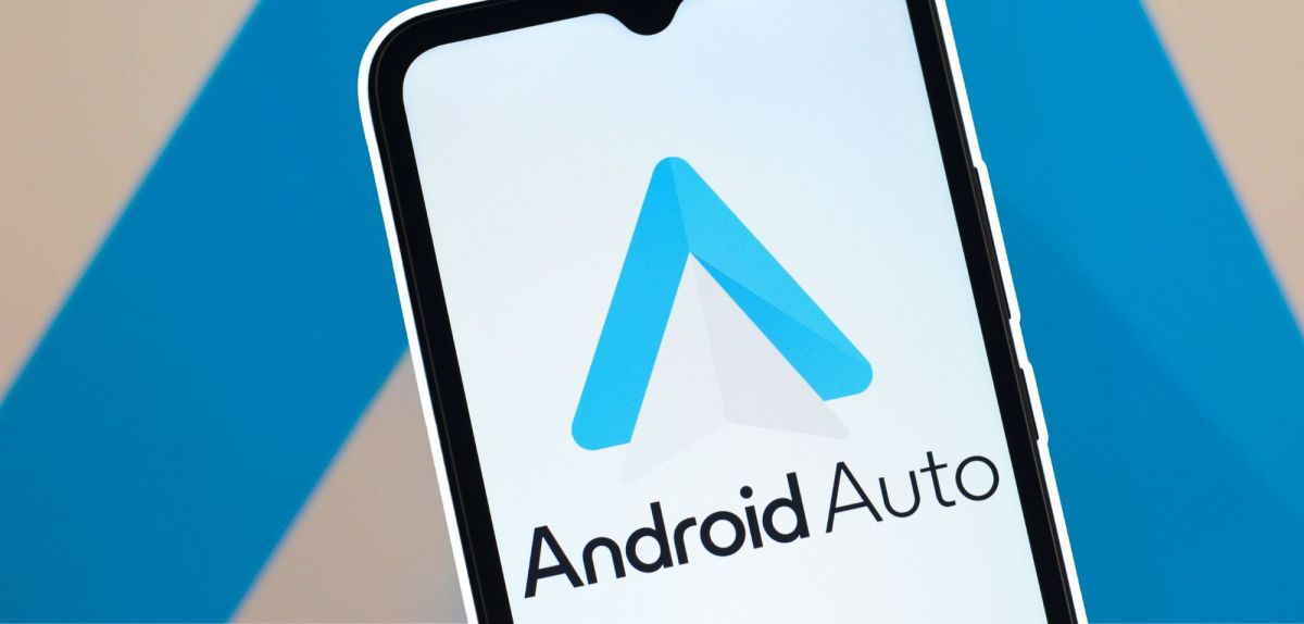 Android Auto-Logo auf einem Smartphone.