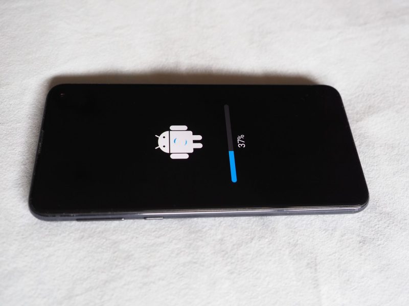 Auf einem Handy_Display wird ein Android angezeigt.