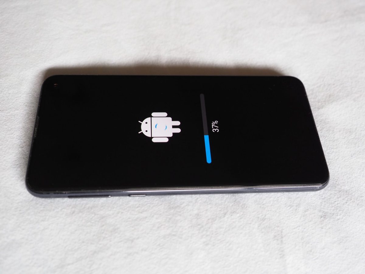 Auf einem Handy_Display wird ein Android angezeigt.