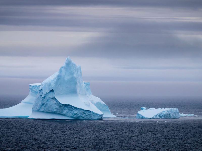 Eisberg treibt im Meer.