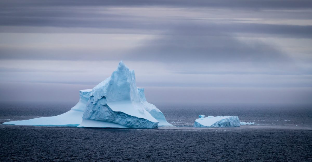 Eisberg treibt im Meer.