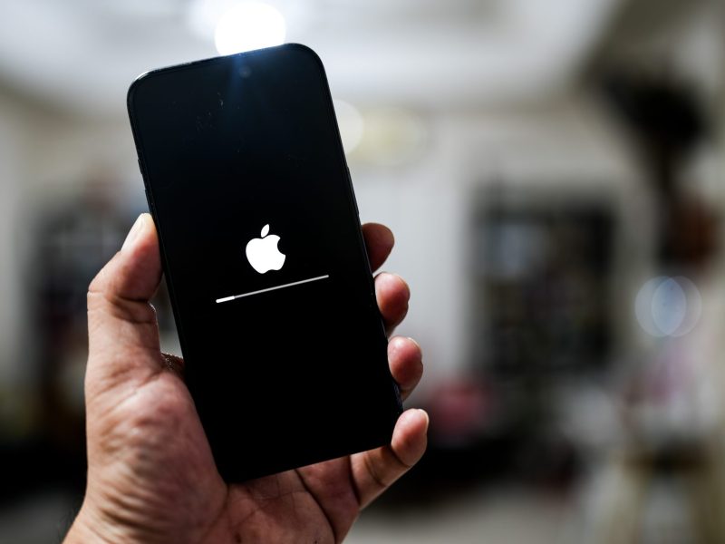 Auf einem Handy Display wir ein Apple-Update angezeigt.
