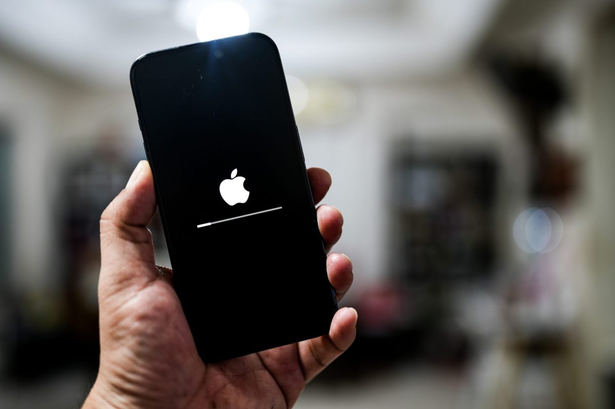Auf einem Handy Display wir ein Apple-Update angezeigt.