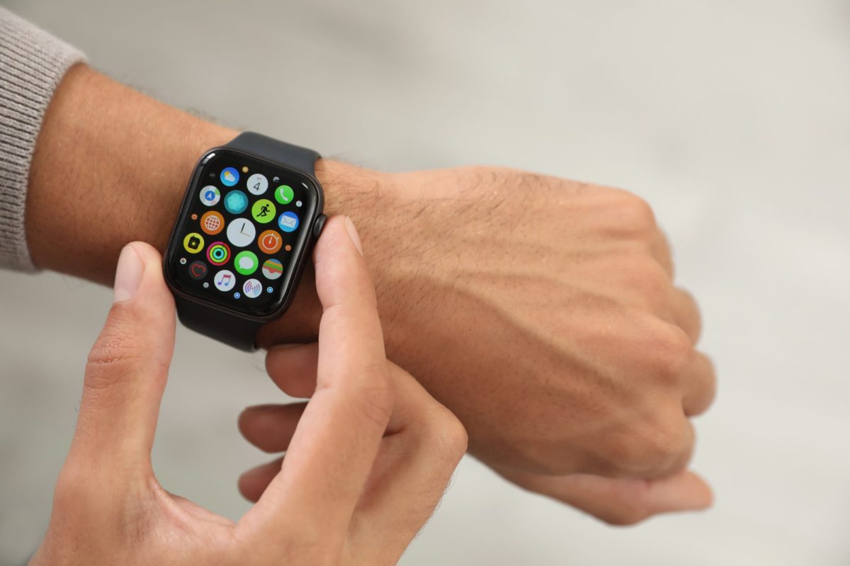 Apple Watch am Handgelenk einer Person