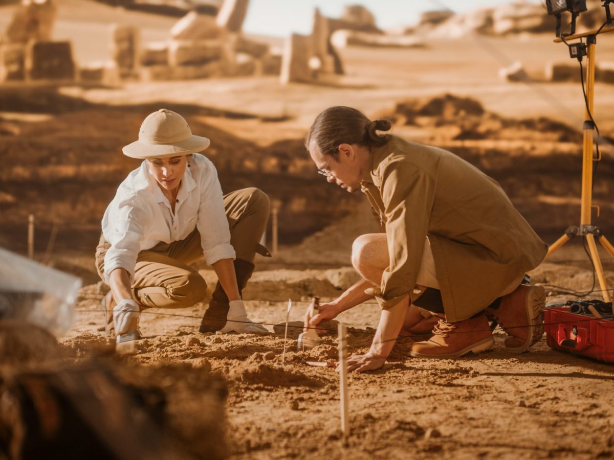 Forscher arbeiten an einem archäologischen Fund.