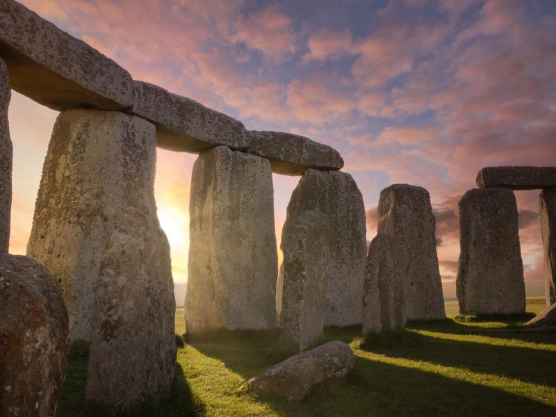 Stonehenge in England bei Sonnenuntergang.