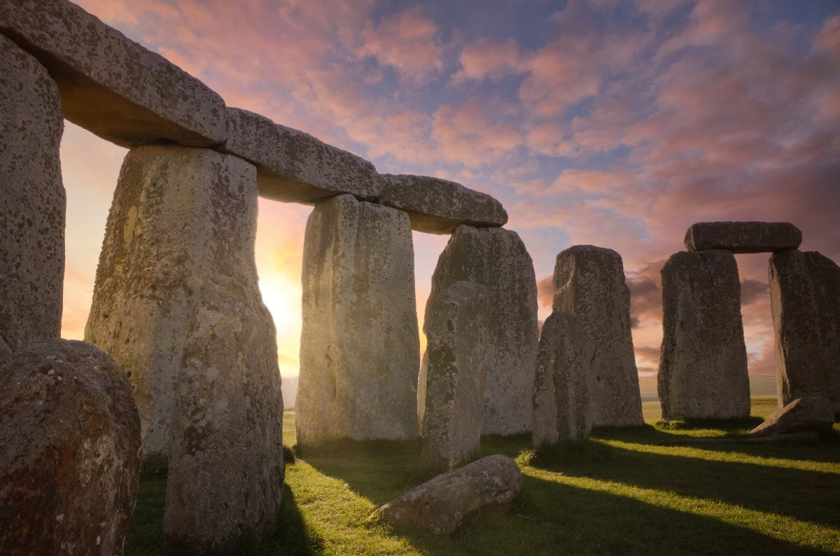 Stonehenge in England bei Sonnenuntergang.