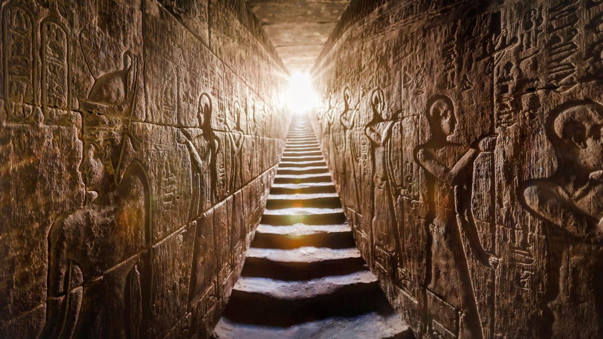 Treppe führt hinab in eine ägyptische Grabkammer (KI-Bild)