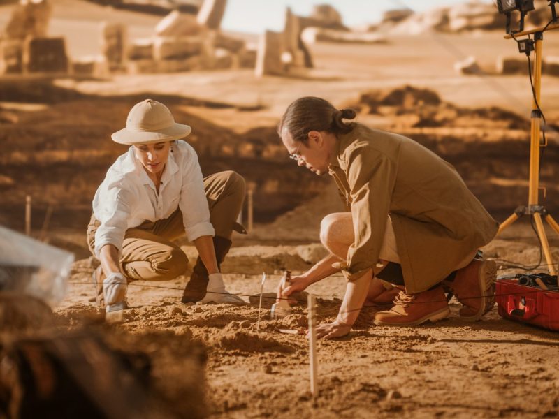 Forscher arbeiten an einem archäologischen Fund.