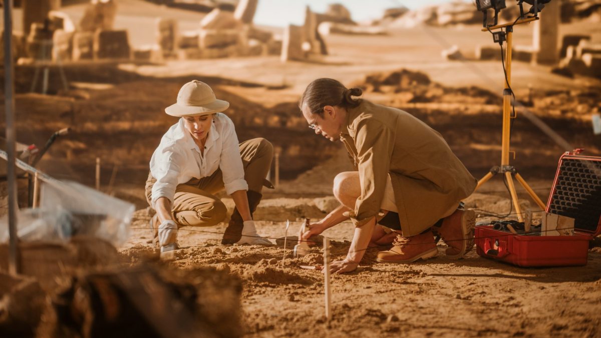Forscher arbeiten an einem archäologischen Fund.