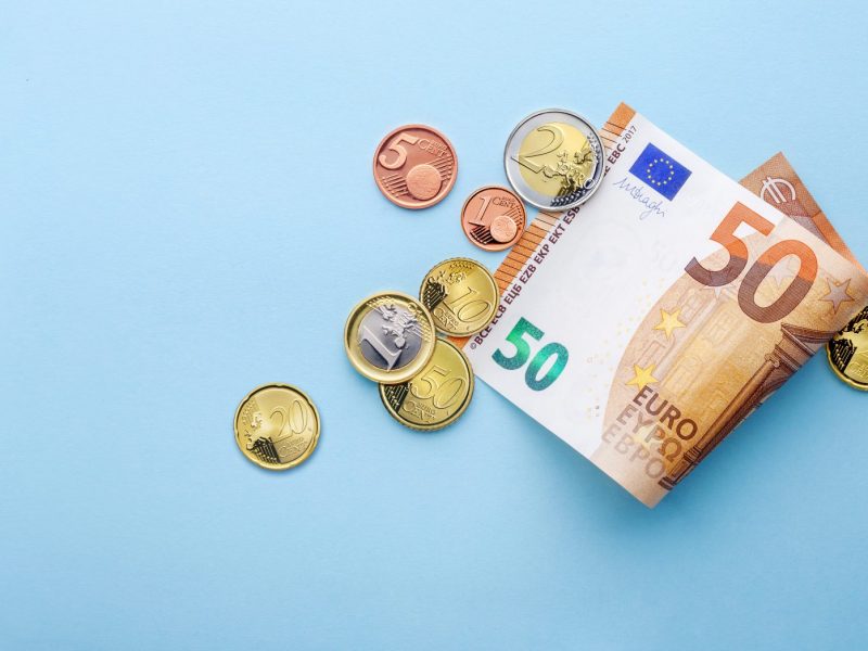 Bargeld auf blauem Untergrund.