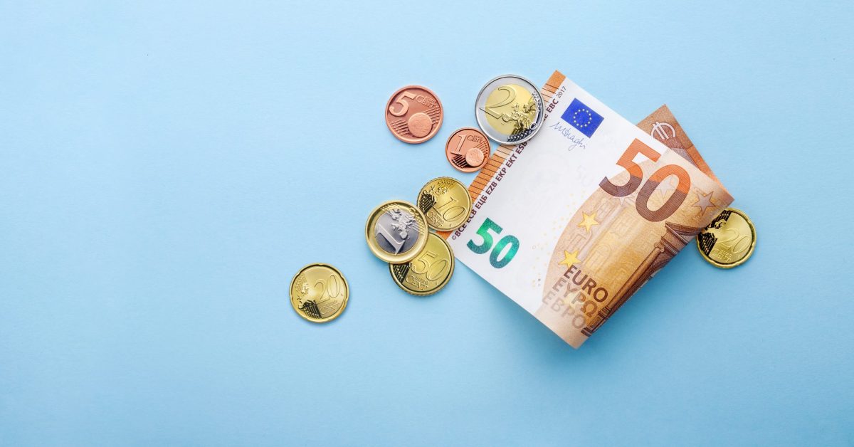 Bargeld auf blauem Untergrund.