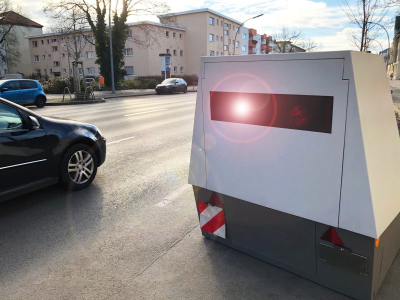 Auto fährt an einer Blitzer-Geschwindigkeitskontrolle vorbei.