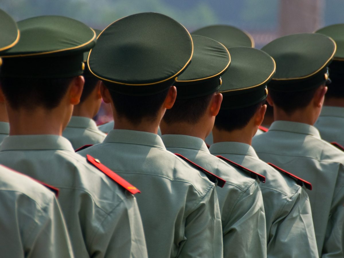 Soldaten aus China beim Marschieren.