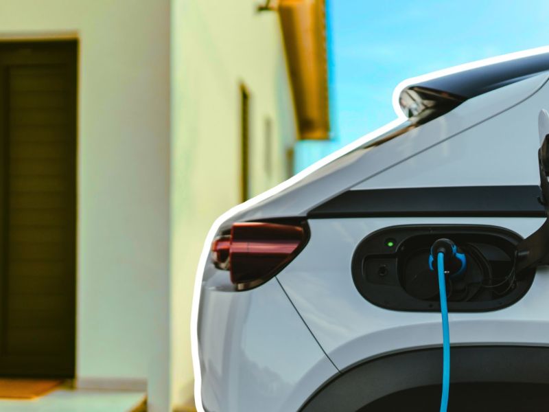 Elektroauto vor einem Haus