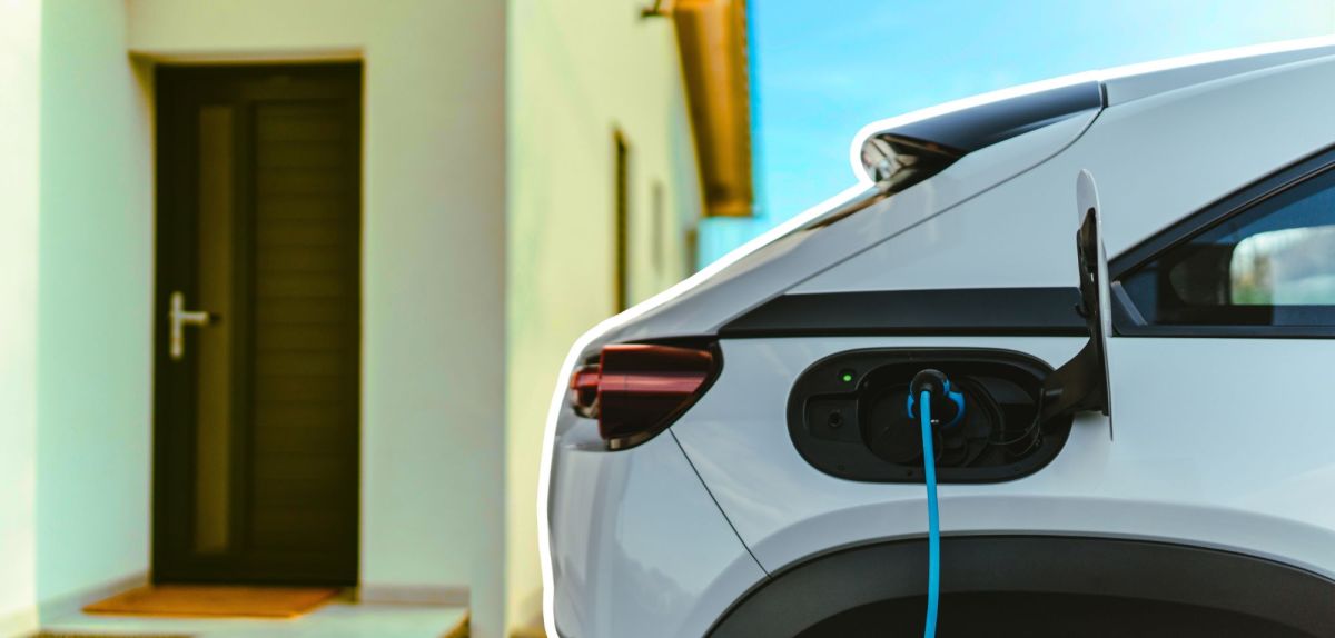 Elektroauto vor einem Haus