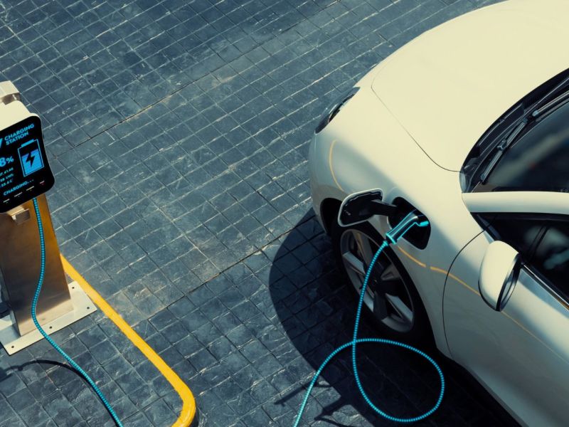 Elektroauto an einer Ladesäule