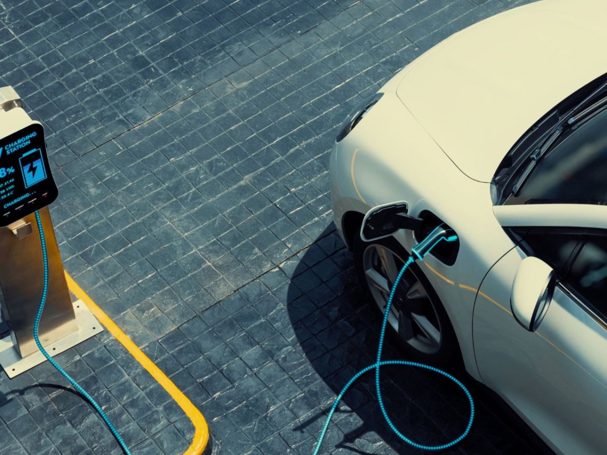 Elektroauto an einer Ladesäule
