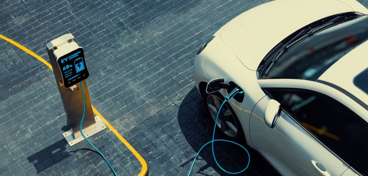 Elektroauto an einer Ladesäule