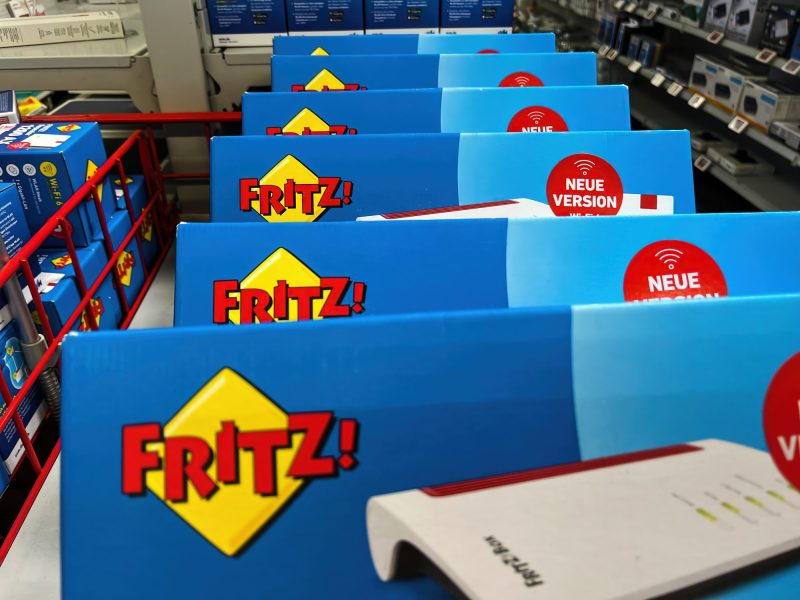 Mehrere FritzBox-Router in einer Auslage.