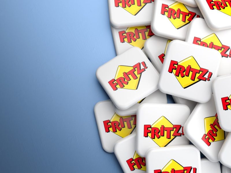 Fritz-Logo auf vielen kleinen Kacheln vor blauem Hintergrund.