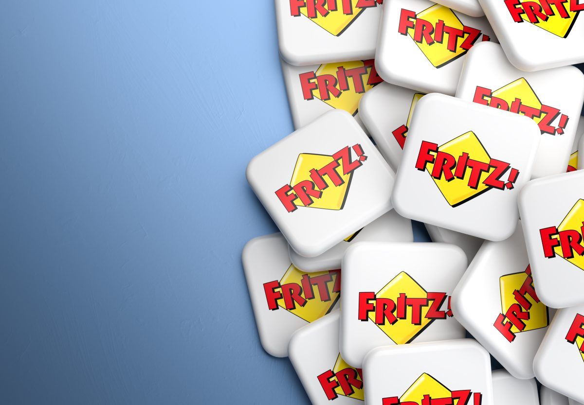 Fritz-Logo auf vielen kleinen Kacheln vor blauem Hintergrund.