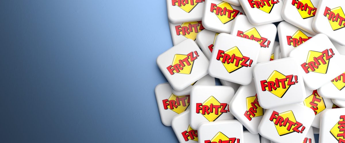 Fritz-Logo auf vielen kleinen Kacheln vor blauem Hintergrund.
