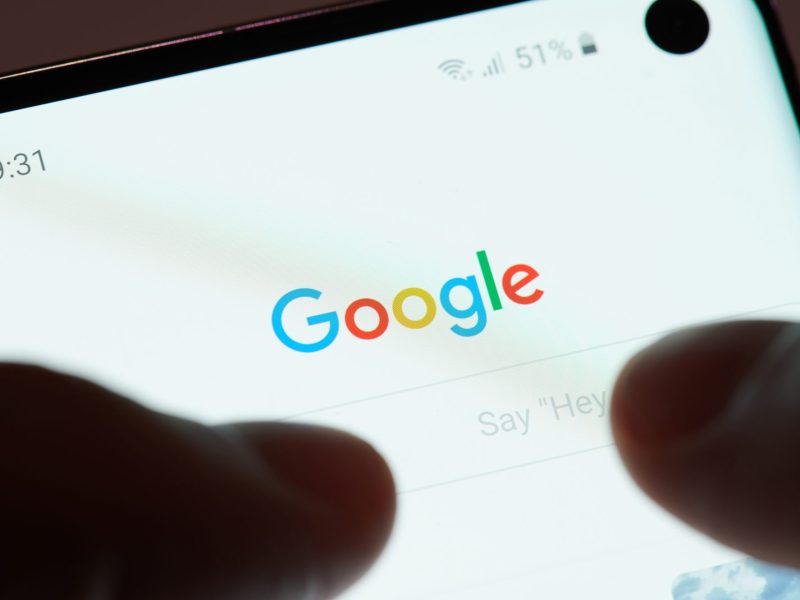 Die Google-Suche wird auf dem Display eines Smartphones angezeigt.