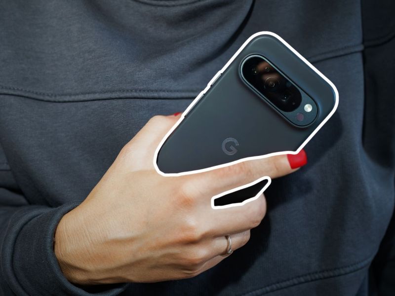 Person hält ein Google Pixel 9