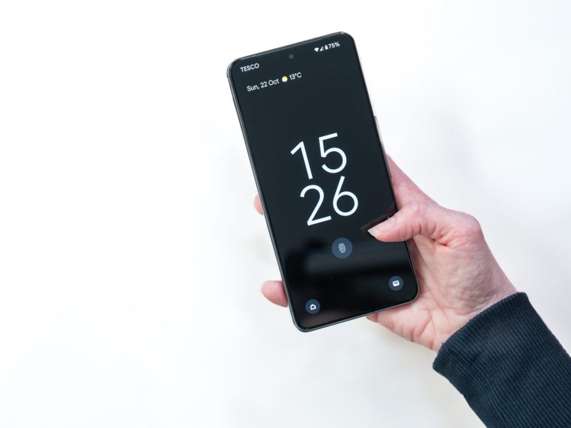 Person hält ein Google Pixel 8 in der Hand