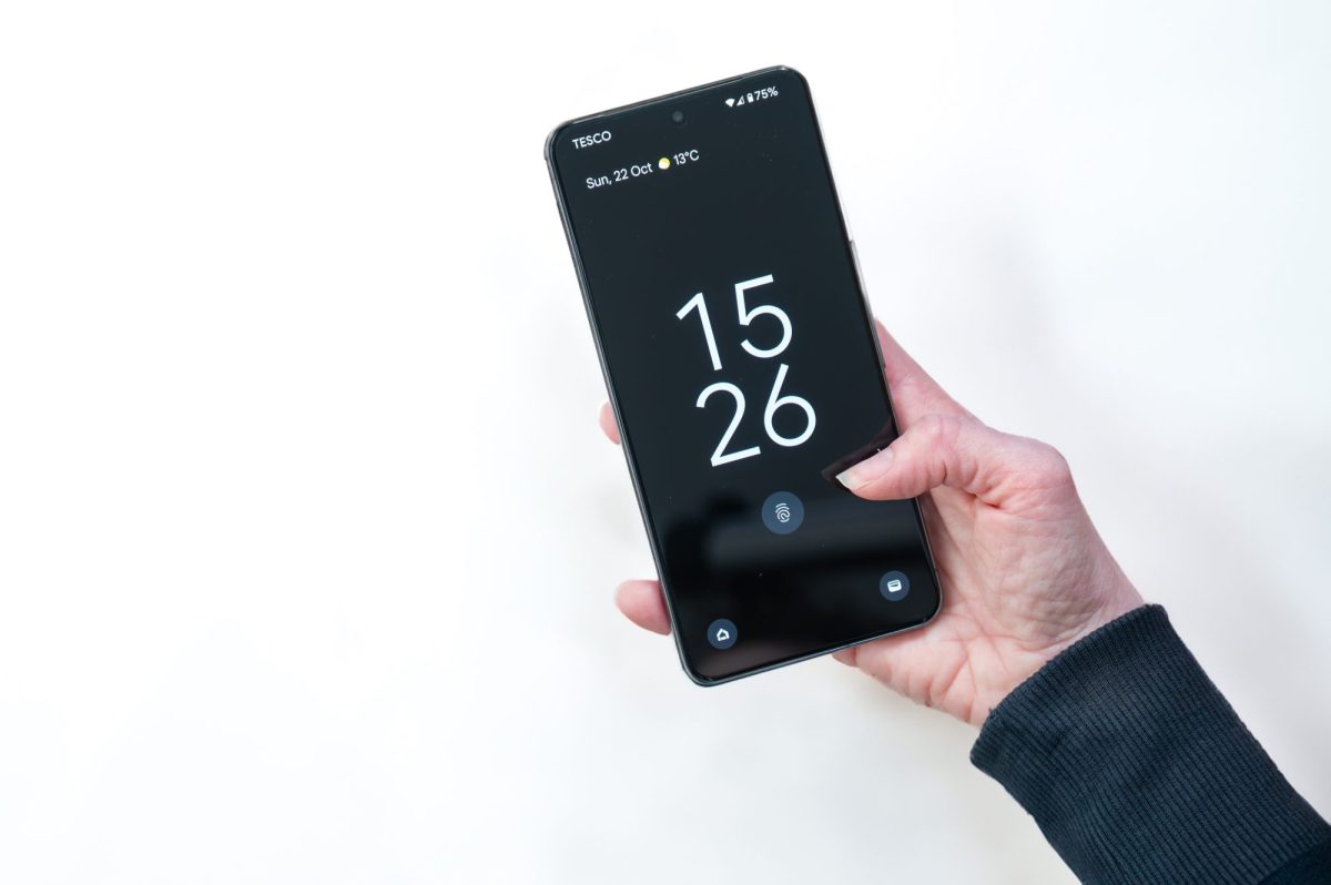 Person hält ein Google Pixel 8 in der Hand