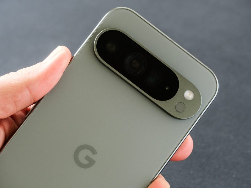 Person hält ein Google Pixel 9 Pro Xl in der Hand.