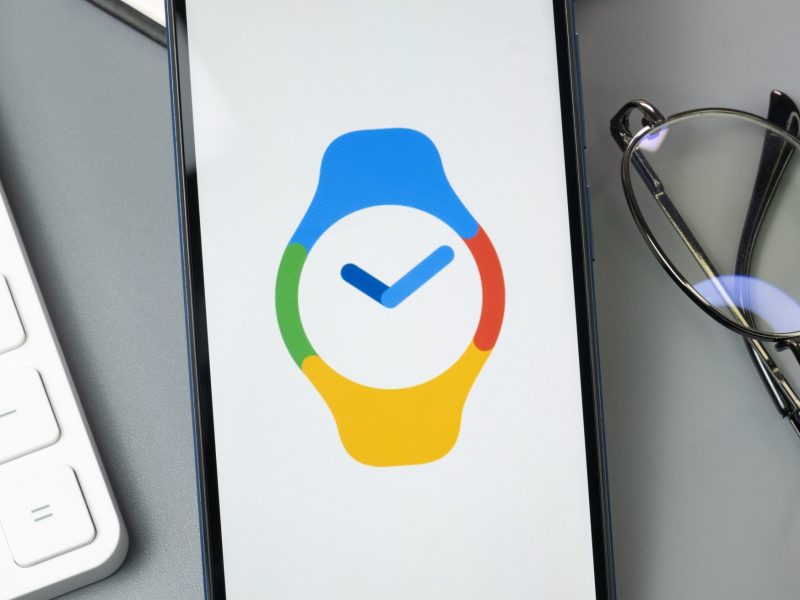 Google Pixel Watch-Logo auf einem Handy-Display