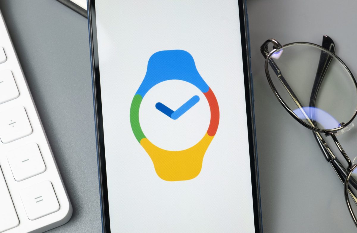 Google Pixel Watch-Logo auf einem Handy-Display