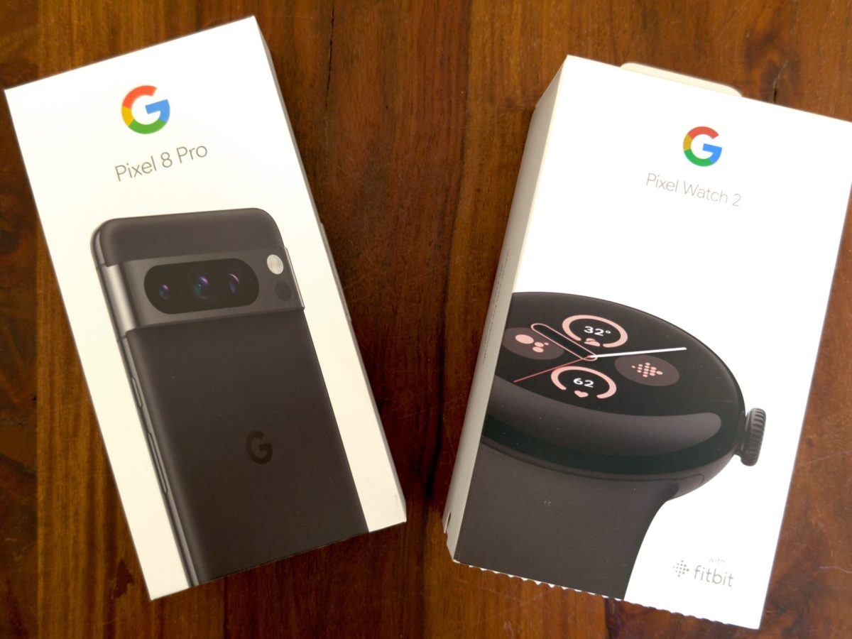 Verpackung eines Google Pixel 8 Pro liegt neben der Verpackung einer Google Pixel Watch 2.