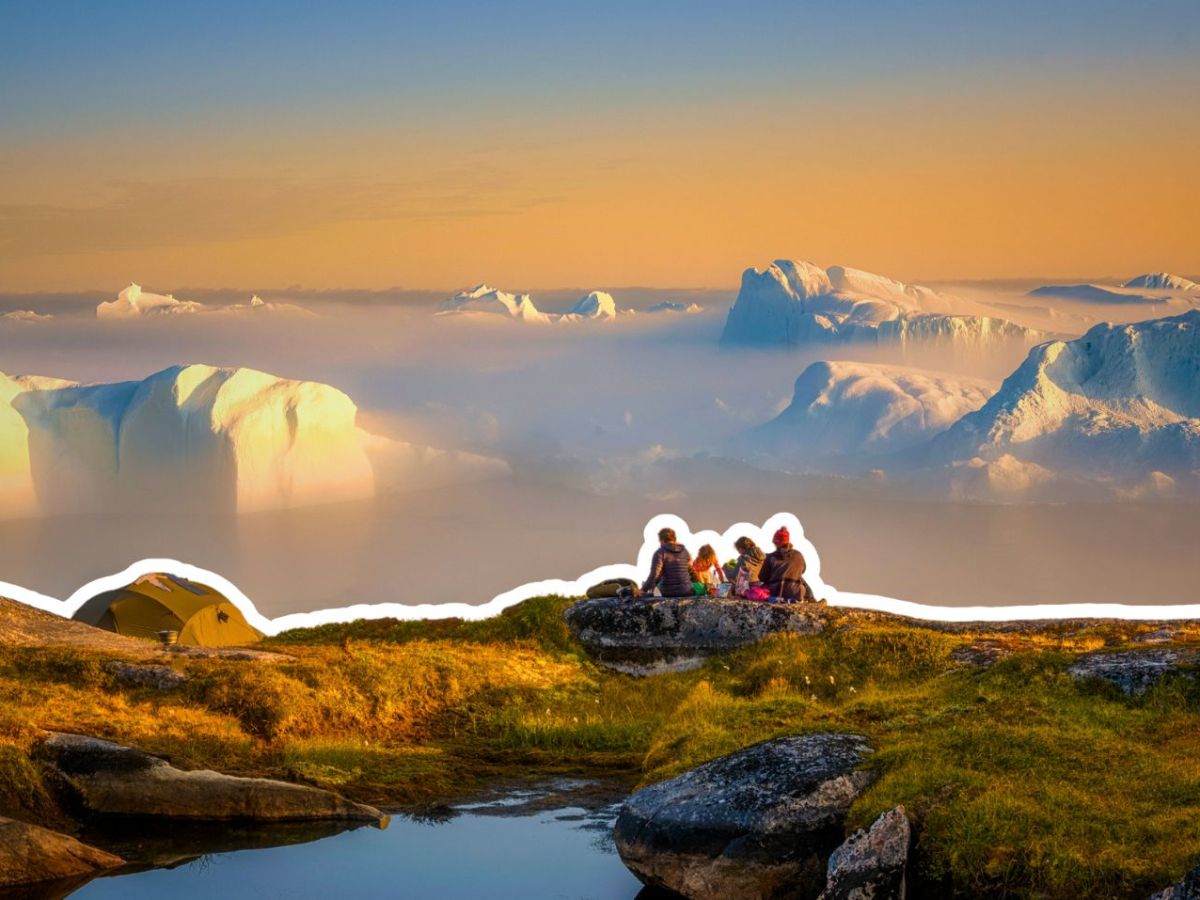 Menschen sitzen vor einem Gletscher in Grönland
