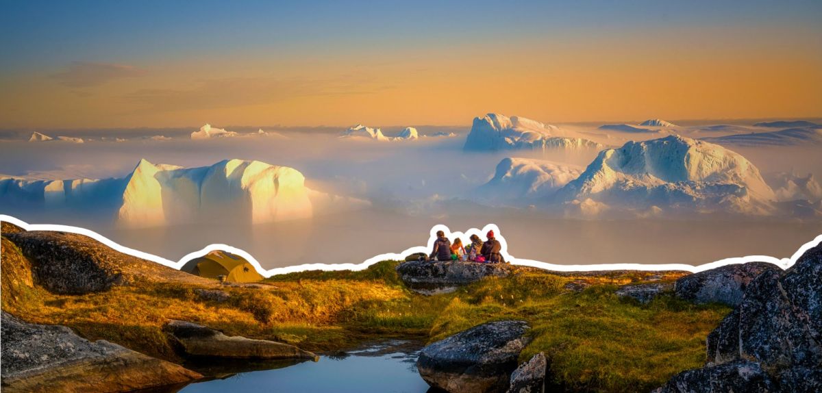 Menschen sitzen vor einem Gletscher in Grönland