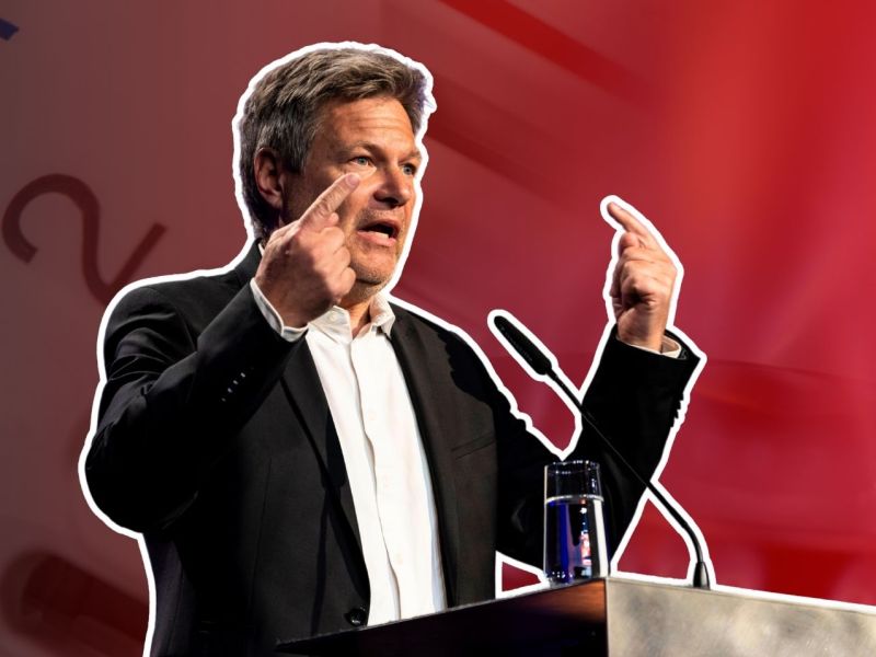 Robert Habeck (Bündnis 90/Die Grünen) vor einem schwarz-roten Farbverlauf